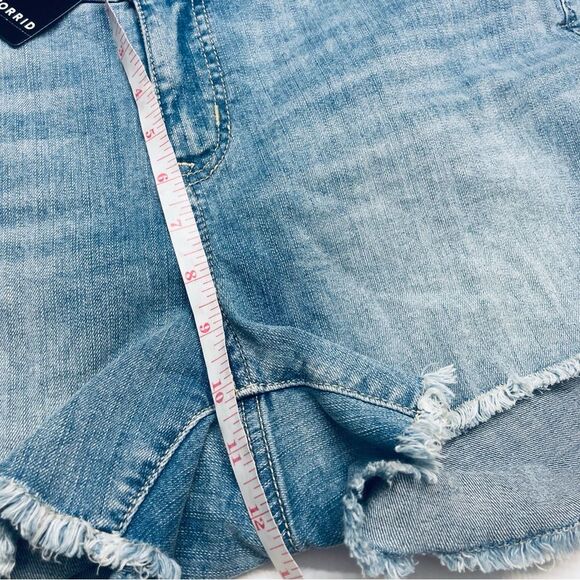 Torrid Light Wash Cotton Denim Blue Jean Raw Hem Shorts Size 14 NEW - Picture 8 of 10
